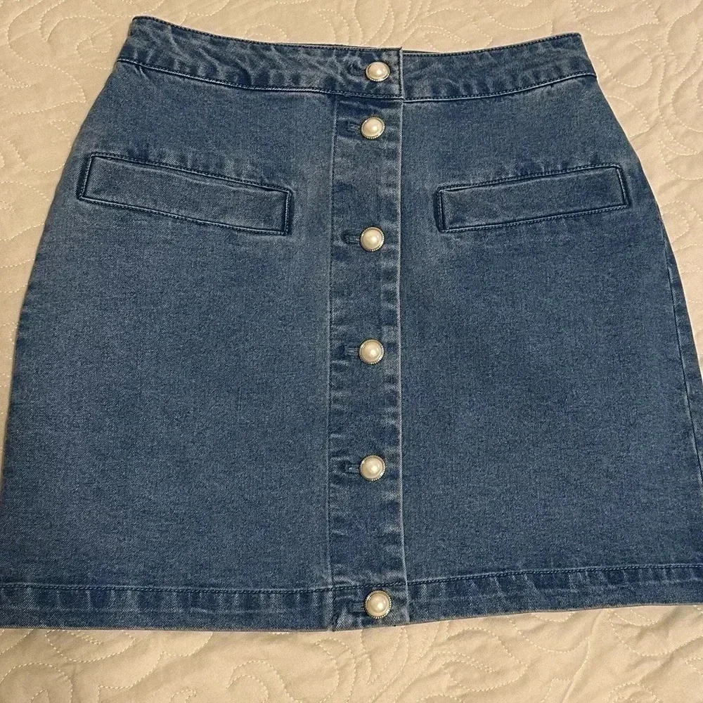 NWT House of Harlow Denim Mini Skirt Pearl Buttons Size 2